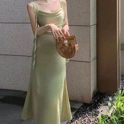 Elegantes schlankes Kleid mit quadratischem Ausschnitt und flatternden Trgern