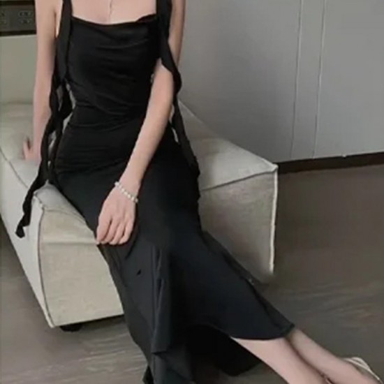 Elegantes schlankes Kleid mit quadratischem Ausschnitt und flatternden Trgern