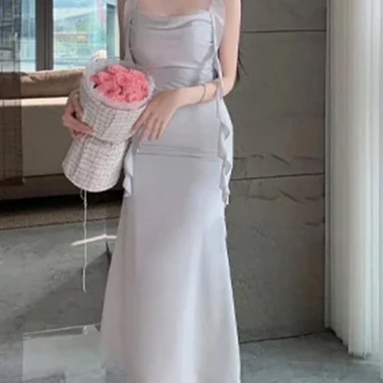 Elegantes schlankes Kleid mit quadratischem Ausschnitt und flatternden Trgern