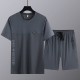 Zweiteiliges Set aus Kurzarmshirt und Shorts für Herren